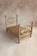 Load image into Gallery viewer, Metal bed - Gold
