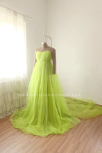 Load image into Gallery viewer, Daisy gown With Veil - Neon green M - L
