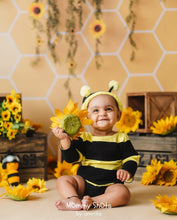 Load image into Gallery viewer, Honey bee romper 0-3m
